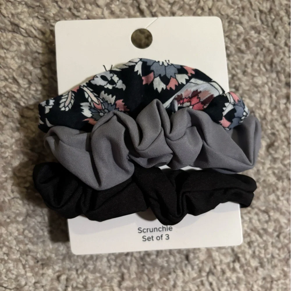 Vera Bradley Scrunchie Hair Ties Orange, Pink, Black, Gray, Floral & Flower - Picture 3 of 4